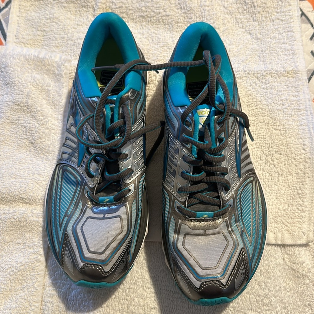 Great Condition, Only Worn Once Inside. Brooks Gl… - image 4